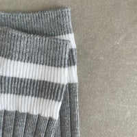 Hohe Socken mit Kontrast-Streifen